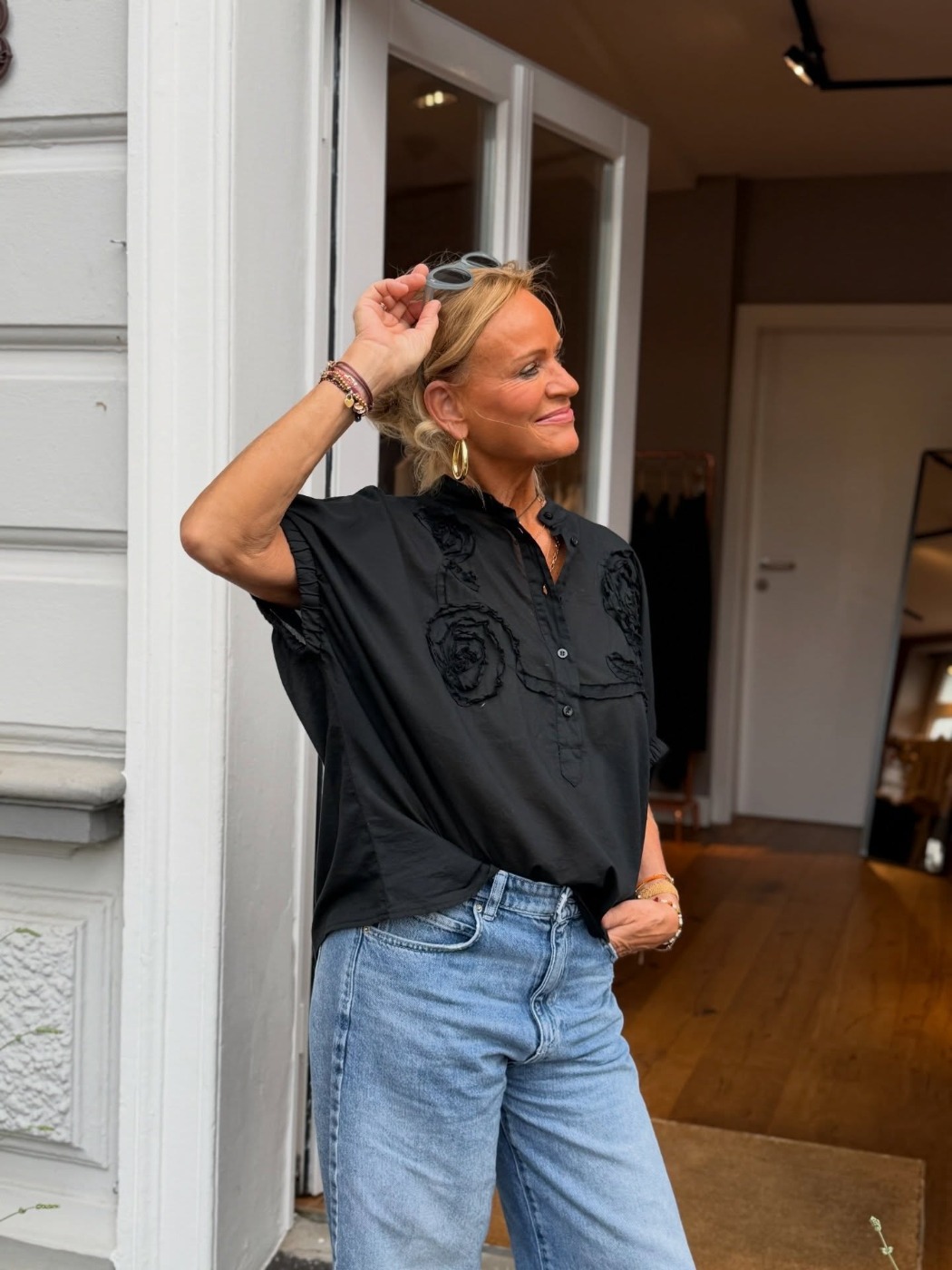 Schwarze Bluse mit Denim
