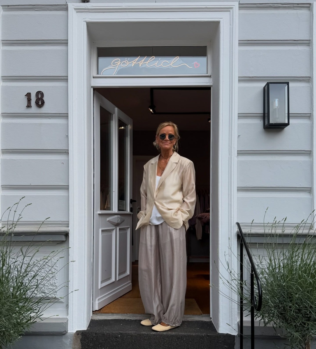 Cremefarbener Blazer mit weiter Hose