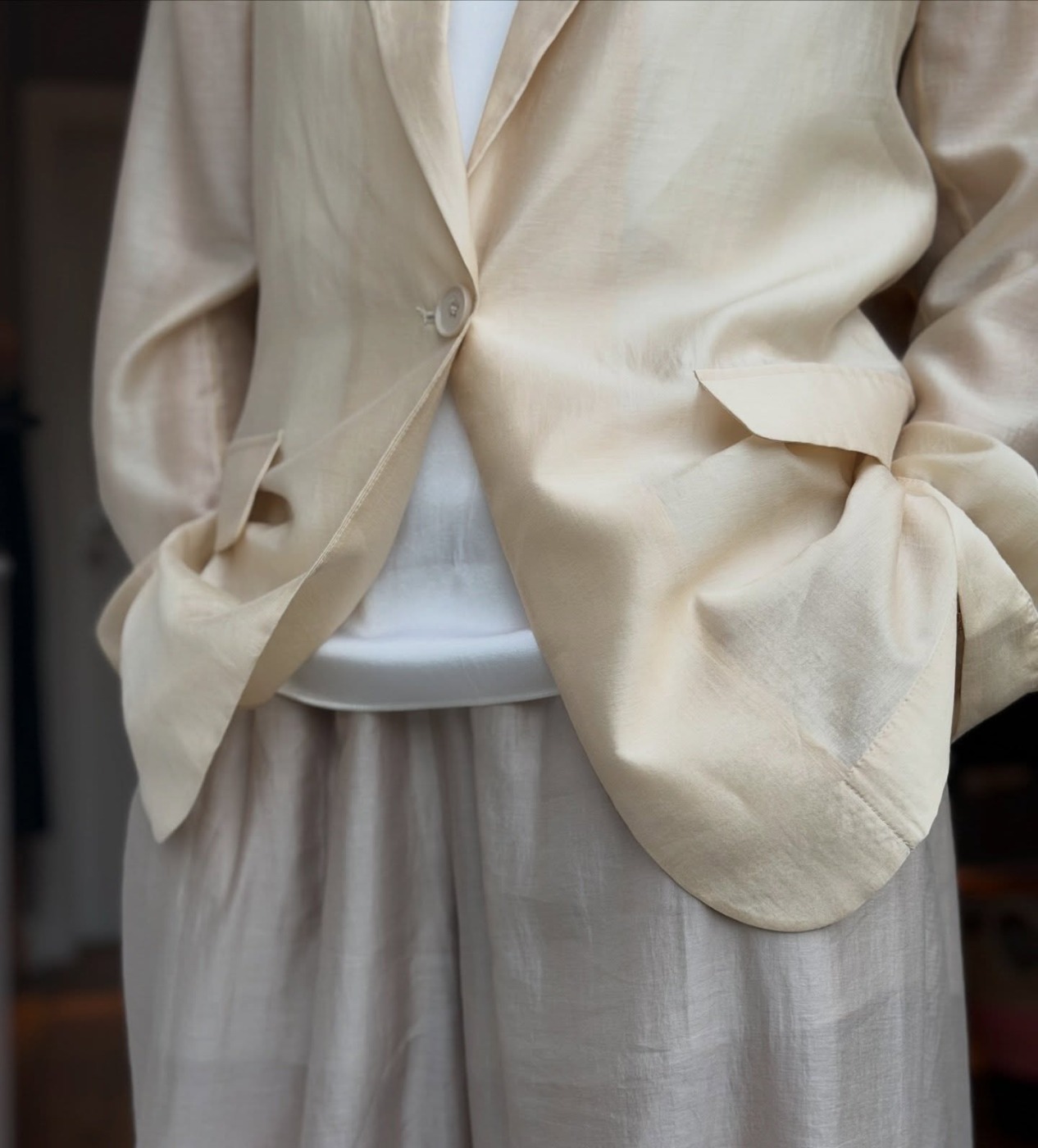 Detail eines hellen Mode-Looks aus dem g&ouml;ttlich Concept-Store