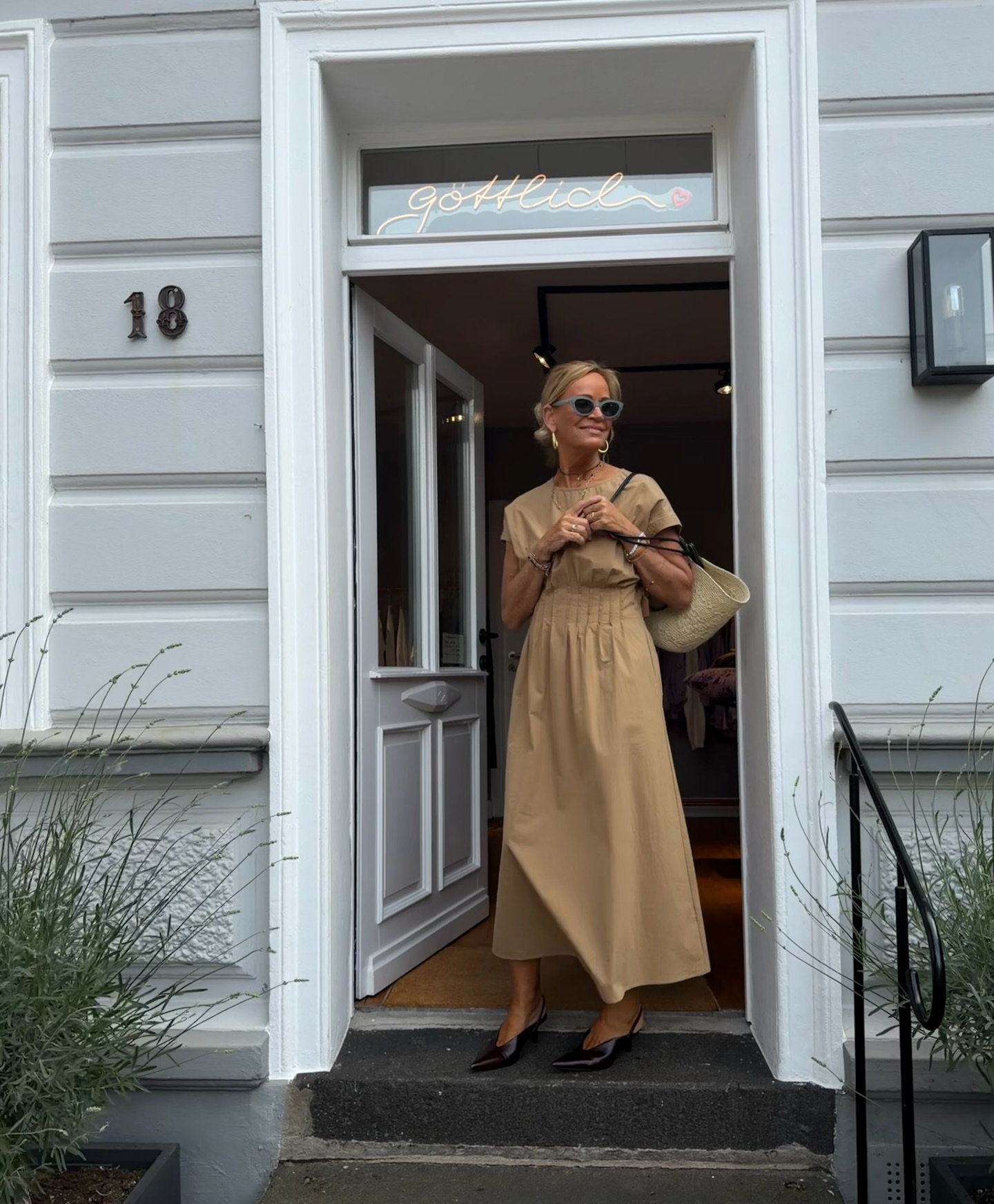 Kleid mit Tasche vor dem Store