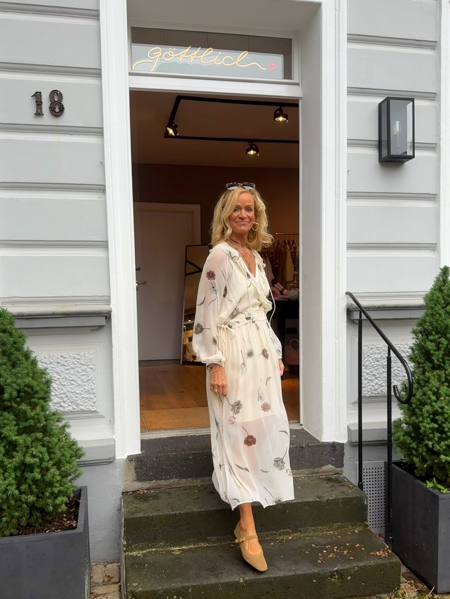 Florales Kleid vor dem Store