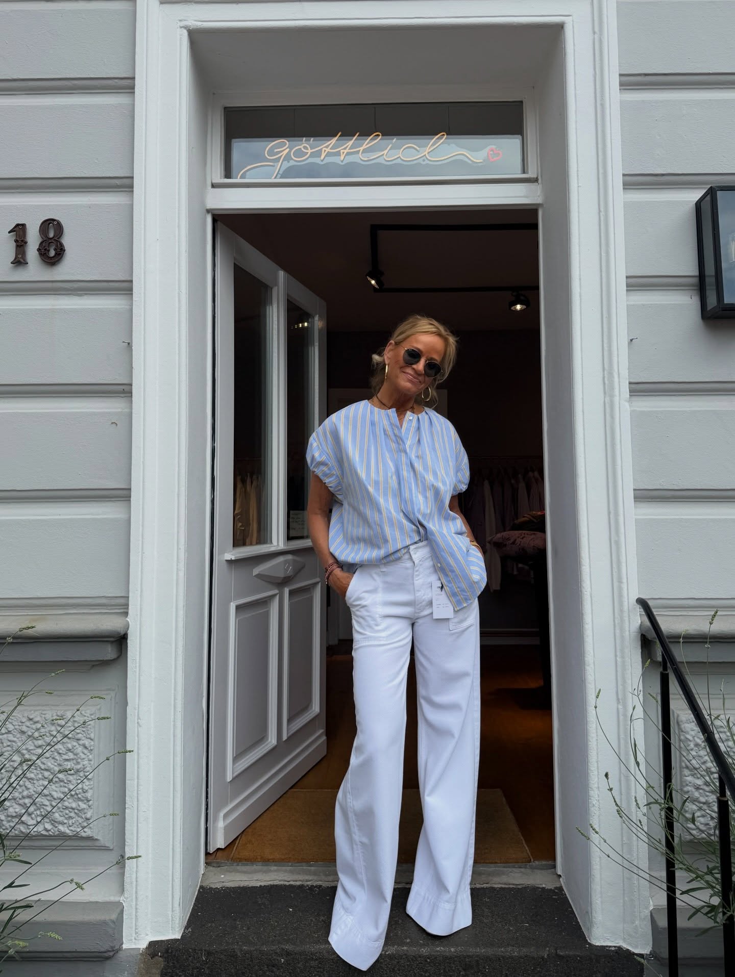 Helles Denim-Outfit vor dem Store