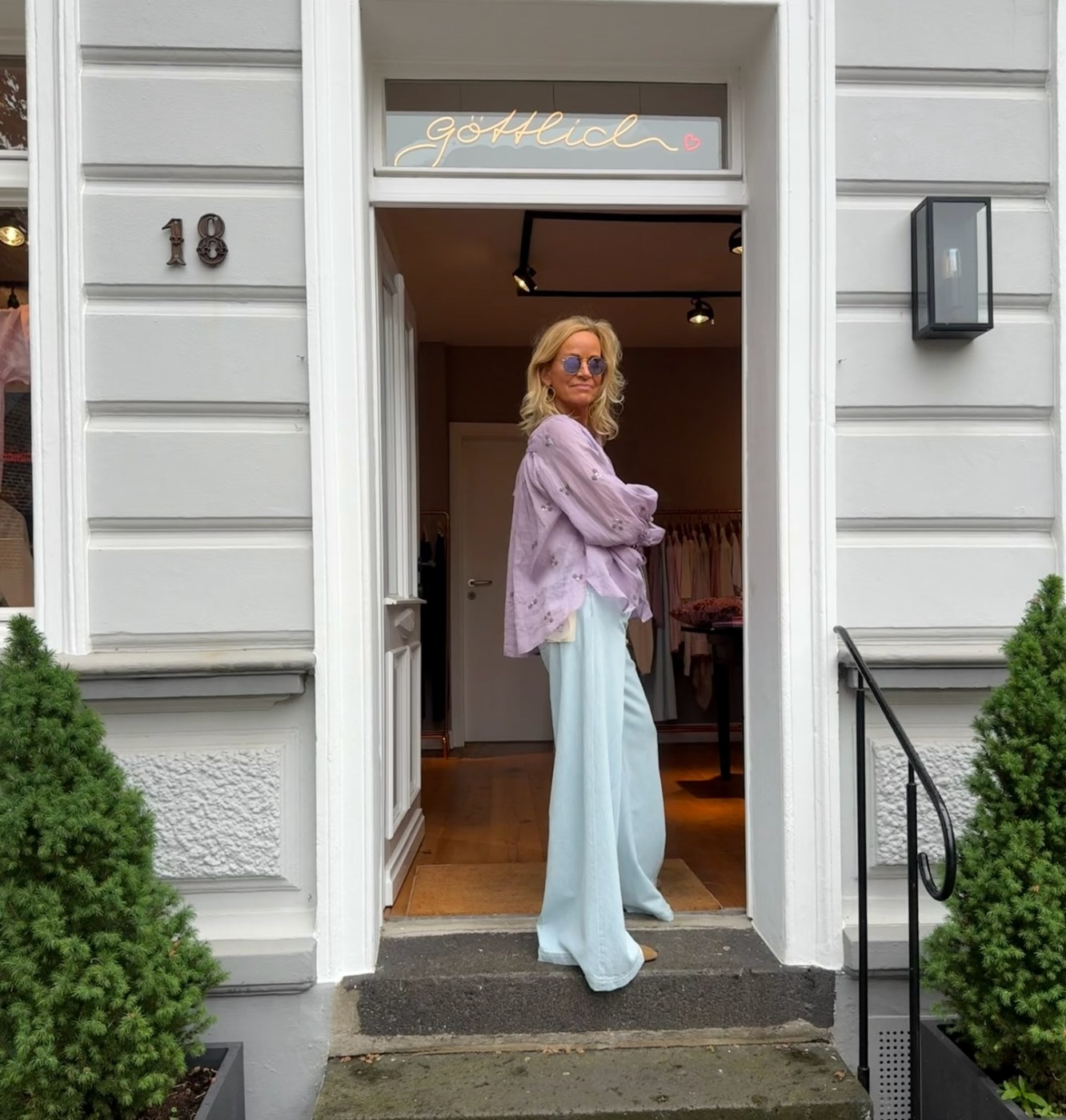 Outfit mit fliederfarbener Bluse und heller Hose