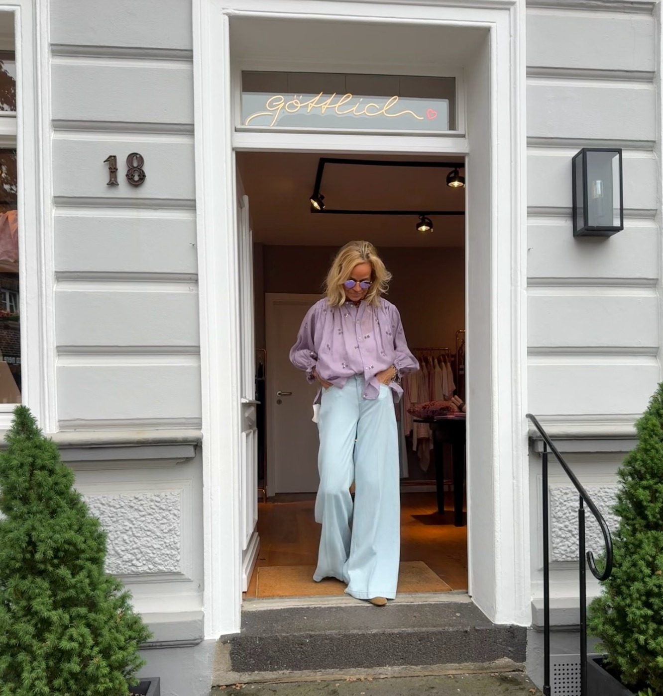 Fliederfarbene Bluse mit heller weiter Hose