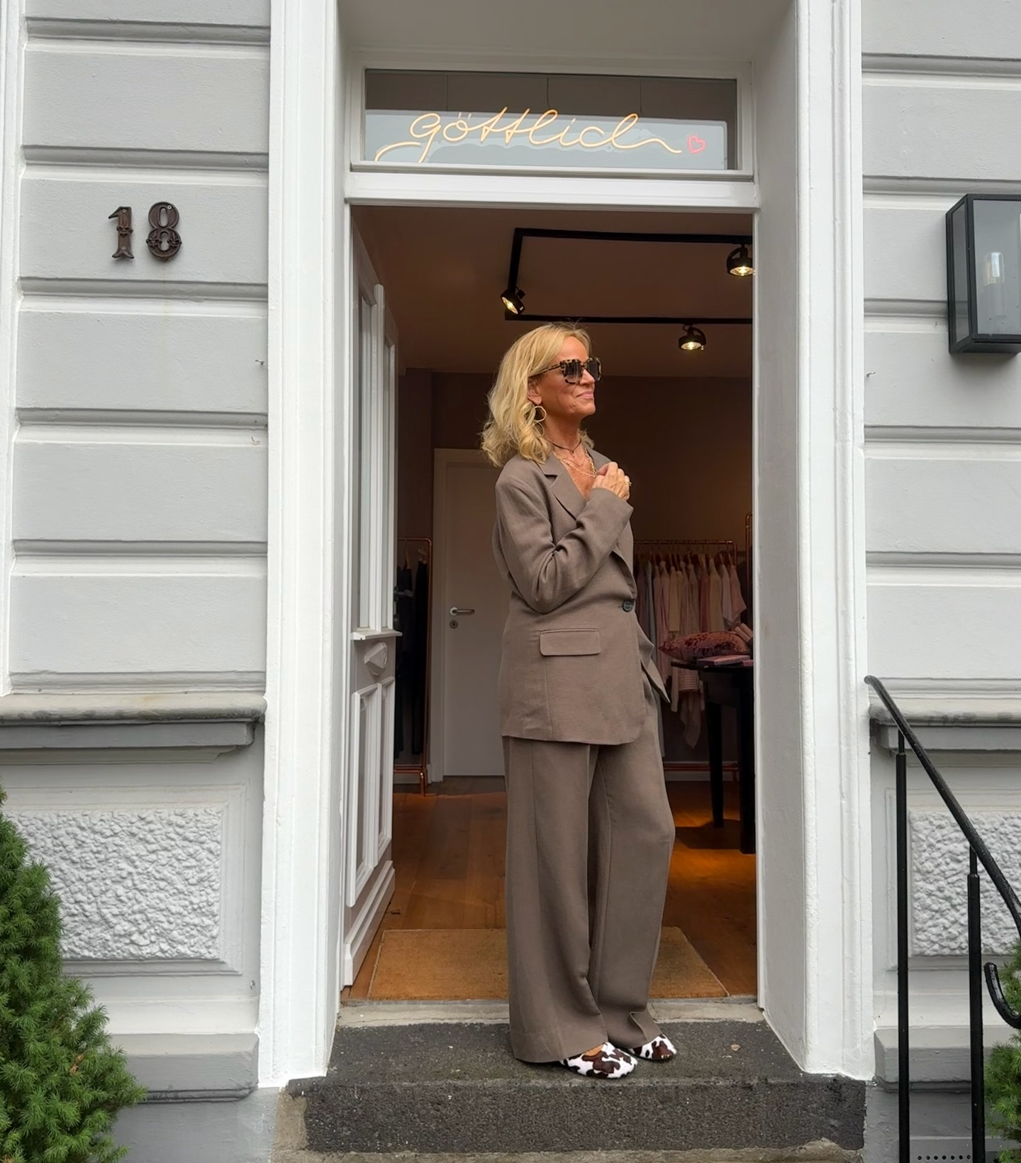 Tailored Set vor dem Store