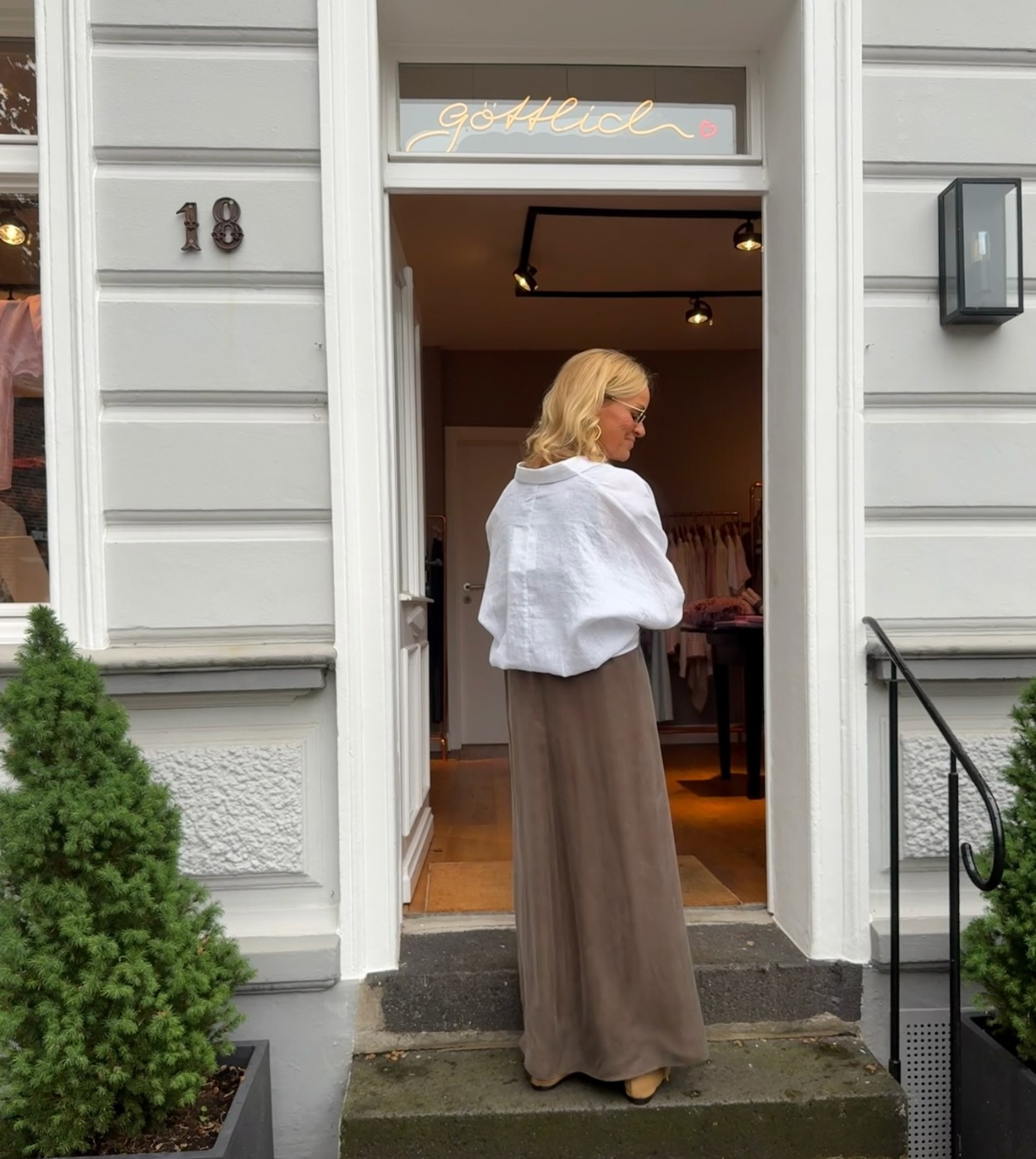 Outfit mit wei&szlig;er Bluse und weiter Hose