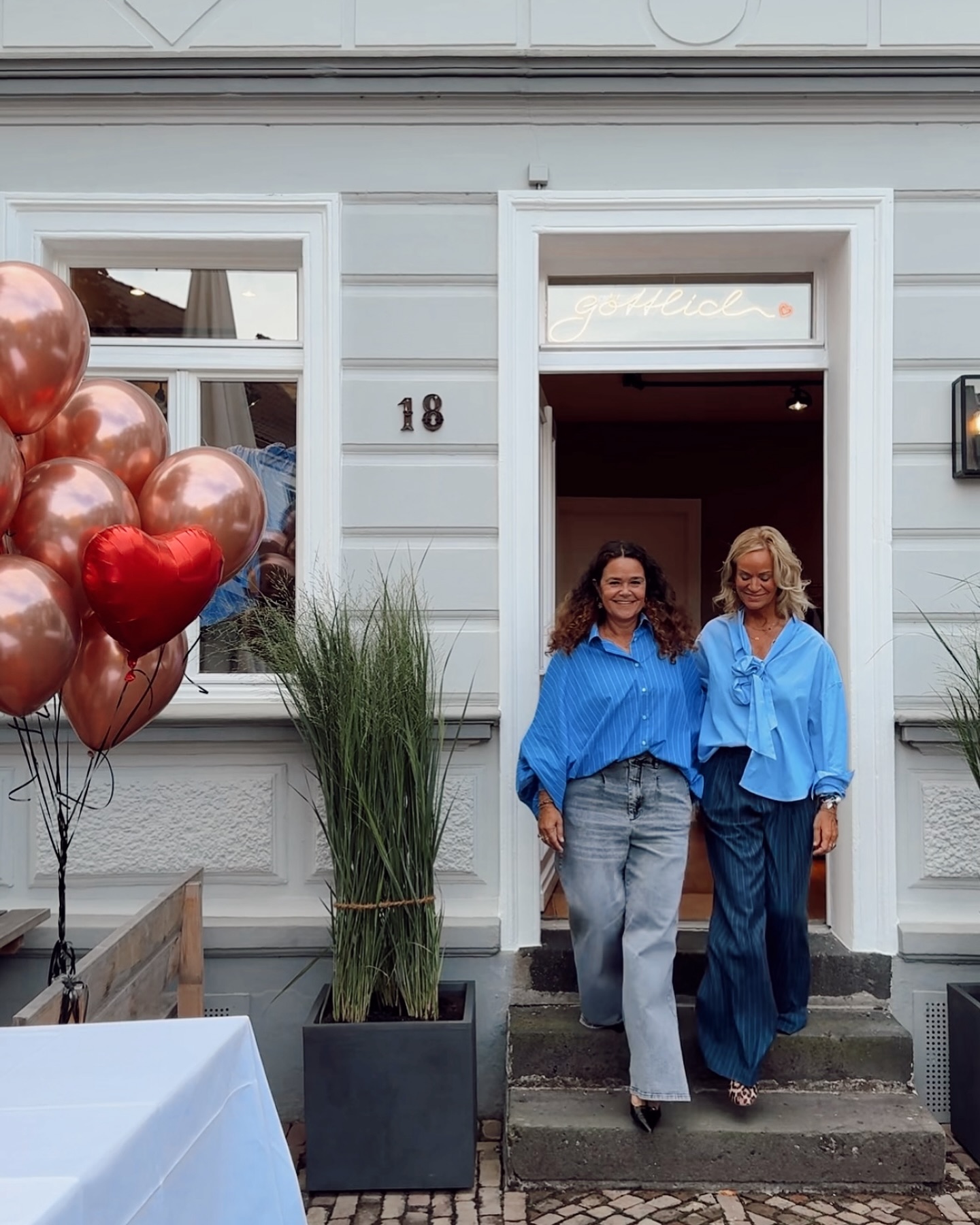 Susanne und Claudia vor dem g&ouml;ttlich Concept-Store