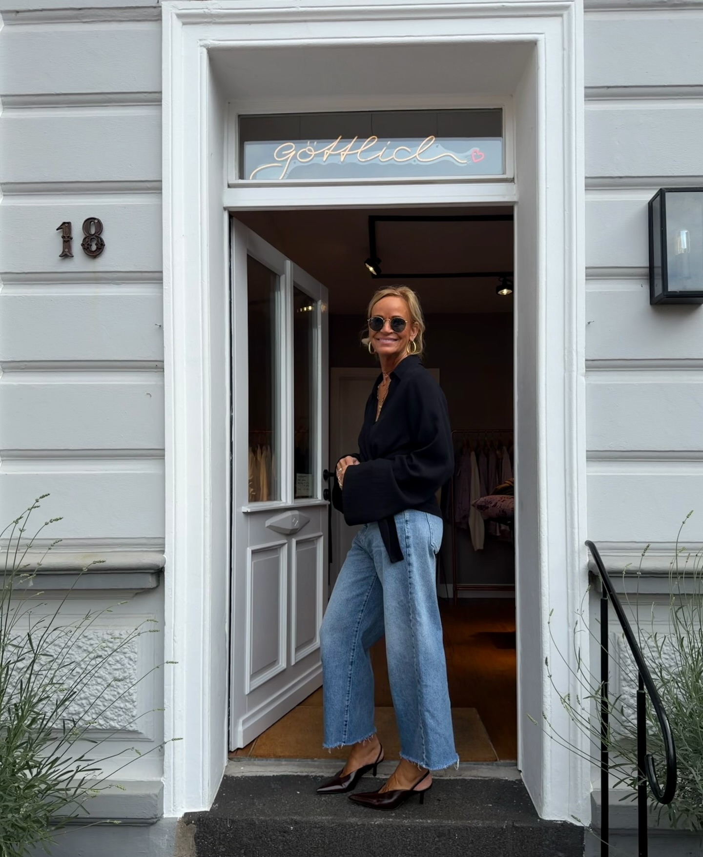 Outfit vor dem g&ouml;ttlich Concept-Store