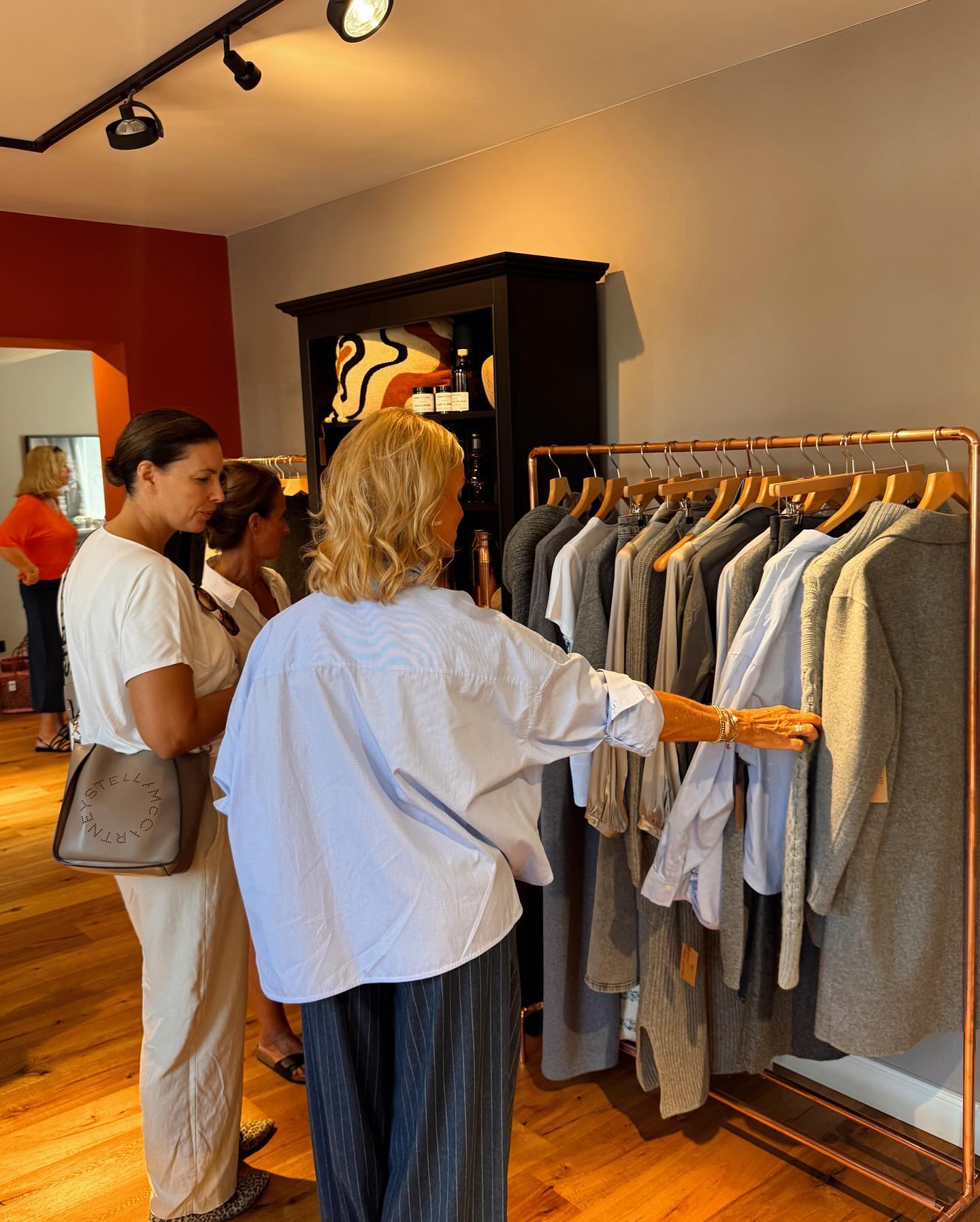 Kleidung am Rack im g&ouml;ttlich Concept-Store